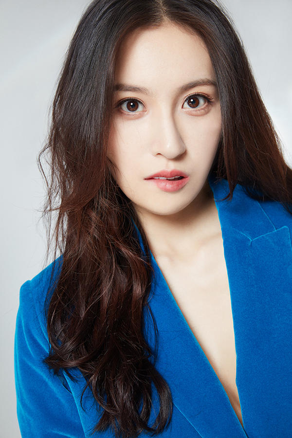 咬嘴唇的高清美女明星隆妮写真图片