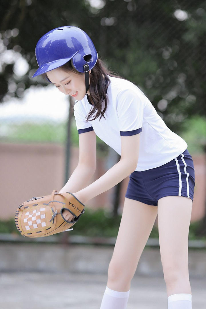 打棒球的极品短裤大长腿美女写真图片