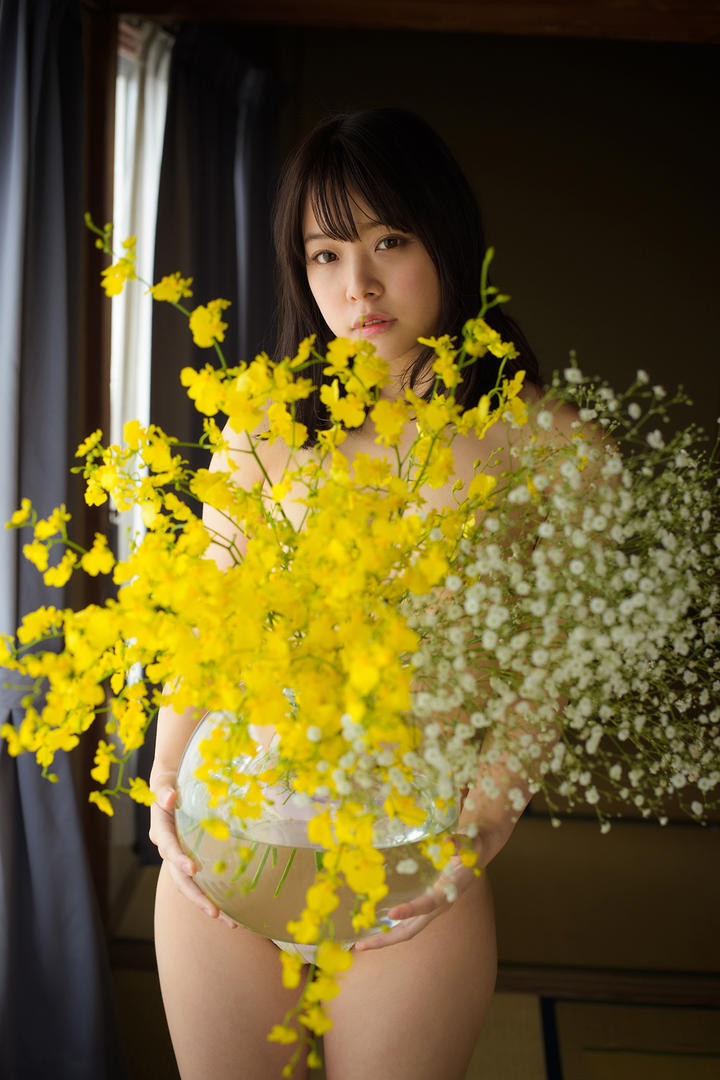 捧着花瓶的日本模特八木奈私拍套图