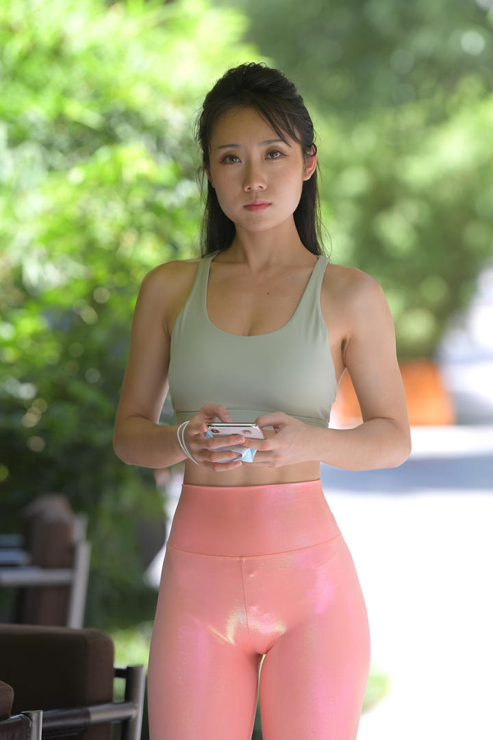 街拍粉红色瑜伽紧身裤美女高清图片