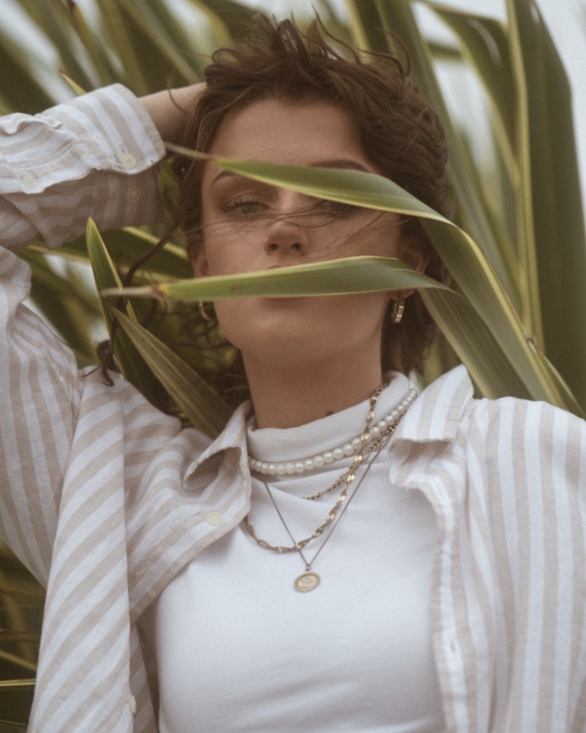 欧时尚户外美女写真图片