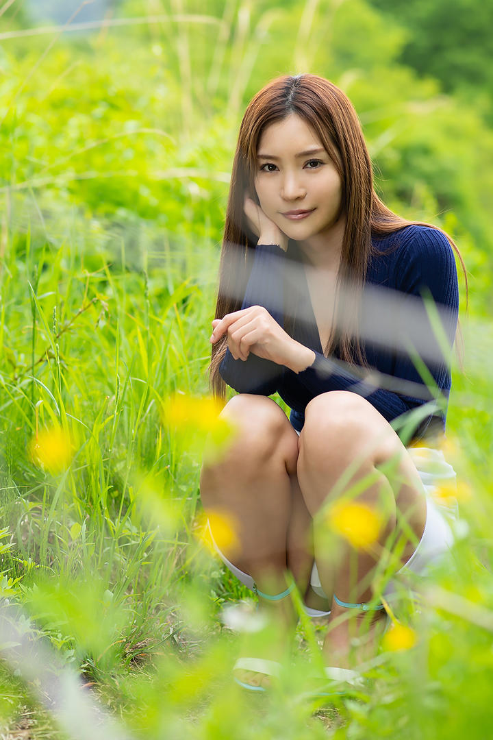 蹲在草地上的日本美女图片