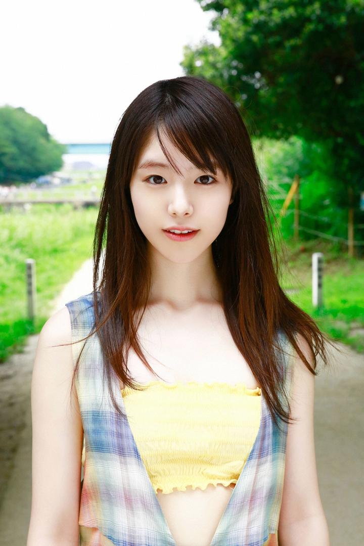 站在路边的高清日本清纯美女唐田えりか图片