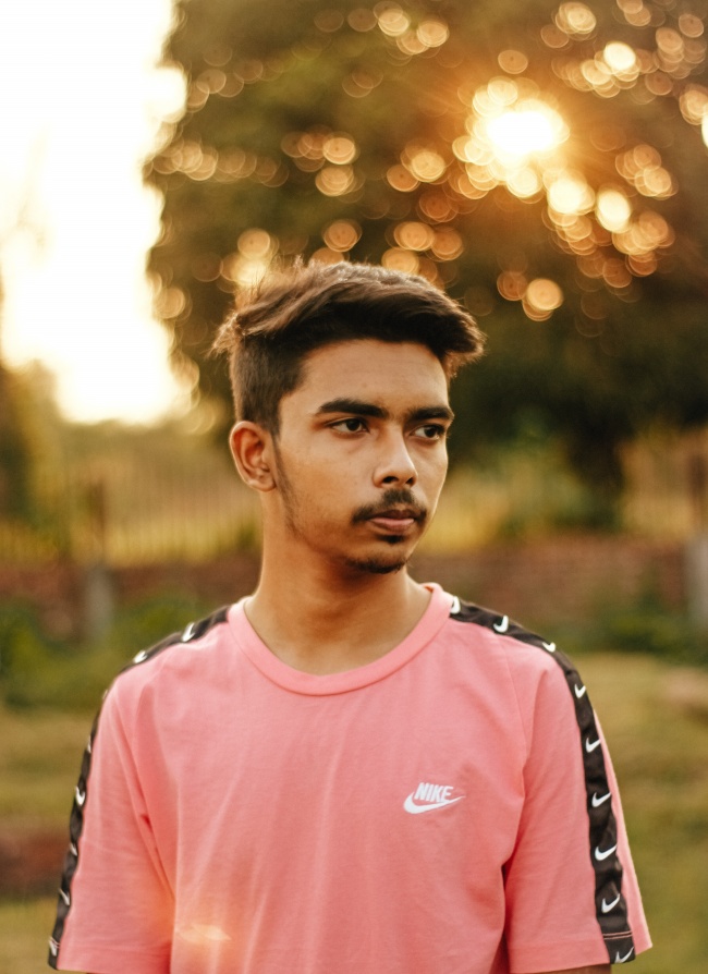 粉色T恤帅哥图片