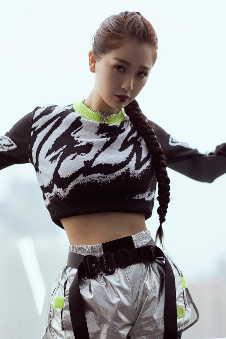 个性时尚的美女明星虞书欣图片