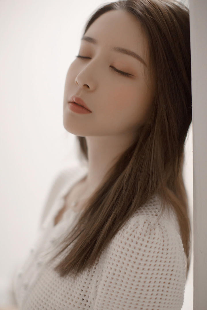 闭上眼睛的高清美女网红主播写真图片