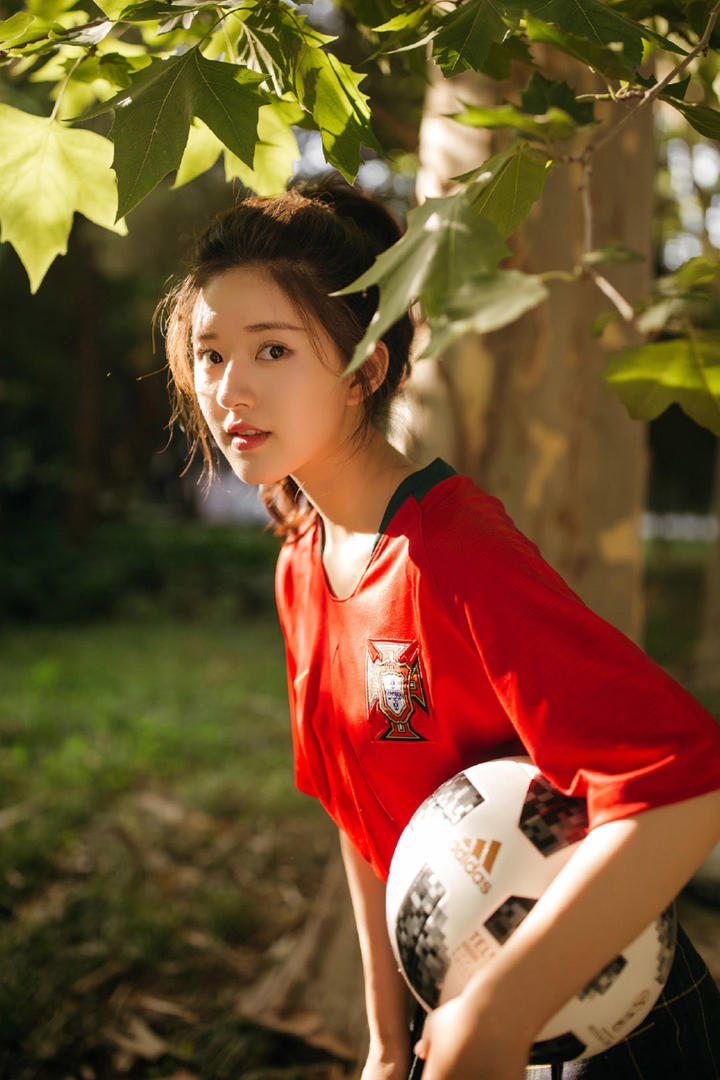 抱着足球的美女明星赵露思图片