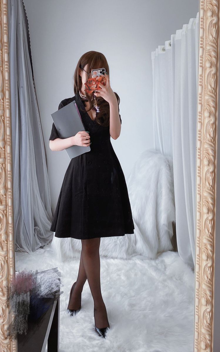 网络美女白银81黑丝美腿职场OL女秘书装扮居家私房系列写真