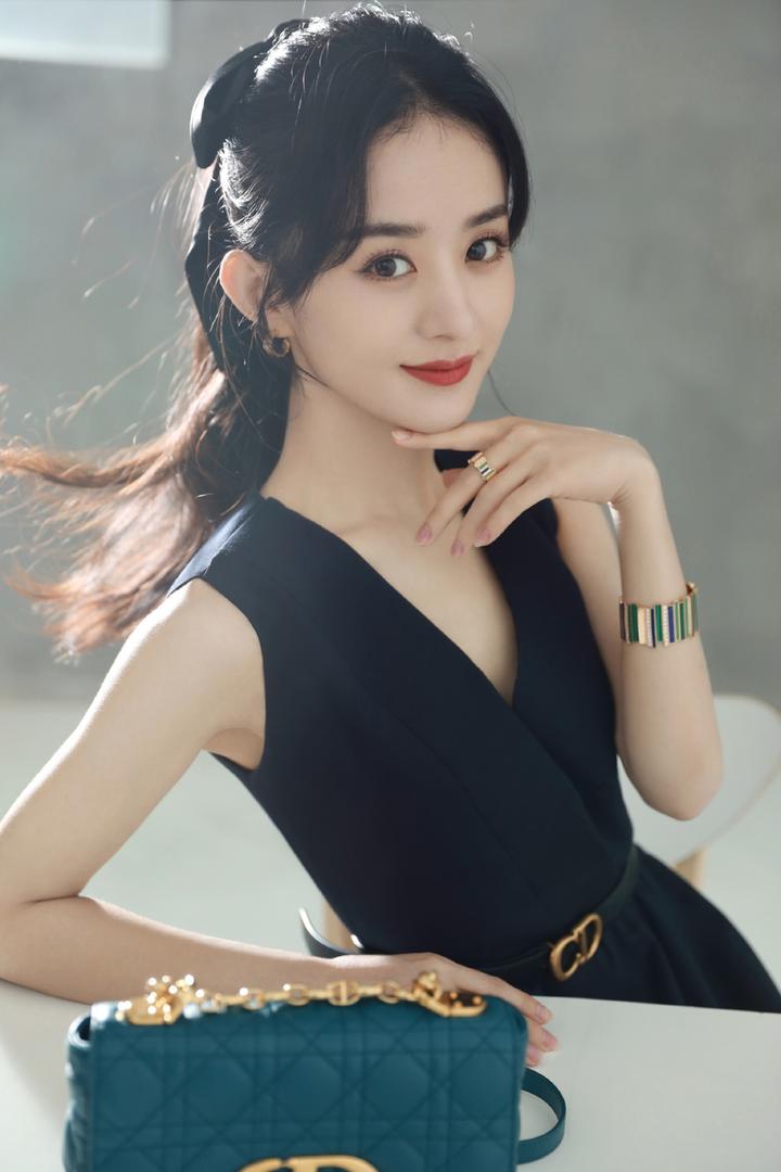中国女明星赵丽颖性感深V黑色长裙气质写真图片