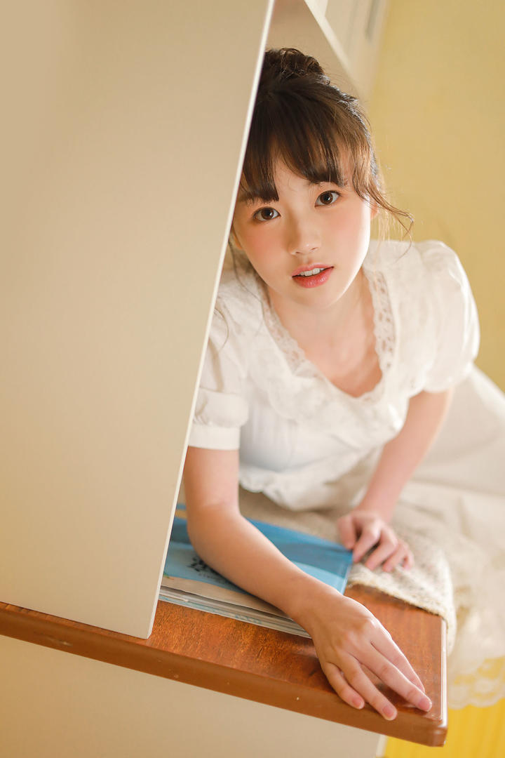 穿着白色连衣裙的甜美女孩柚子图片
