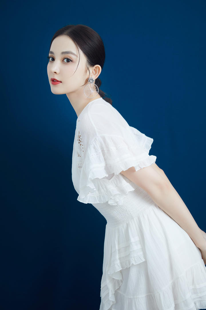 穿白色连衣裙的气质美女明星古力娜扎高清壁纸图片大全