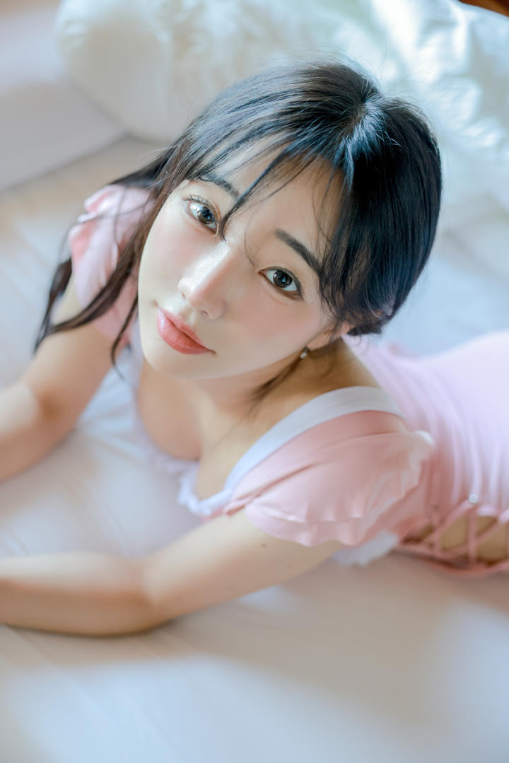 趴在床上的可爱粉嫩女生798艺术写真图片