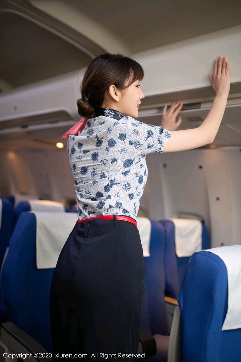 秀人网美女模特陆萱萱身穿空乘制服夜班空姐装扮性感写真