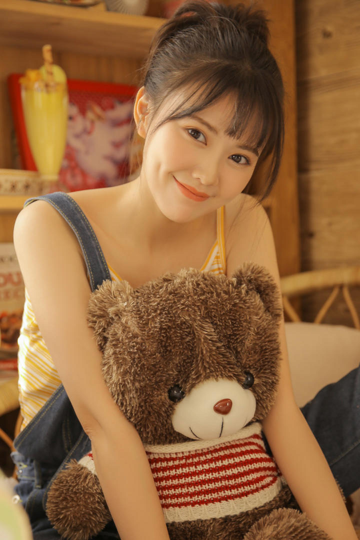 抱着玩偶的高清女生头像真人图片