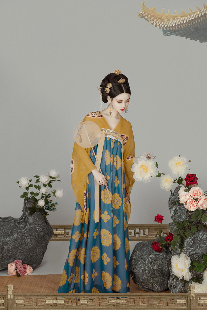 赏花的高清唐代古装美女壁纸图片大全