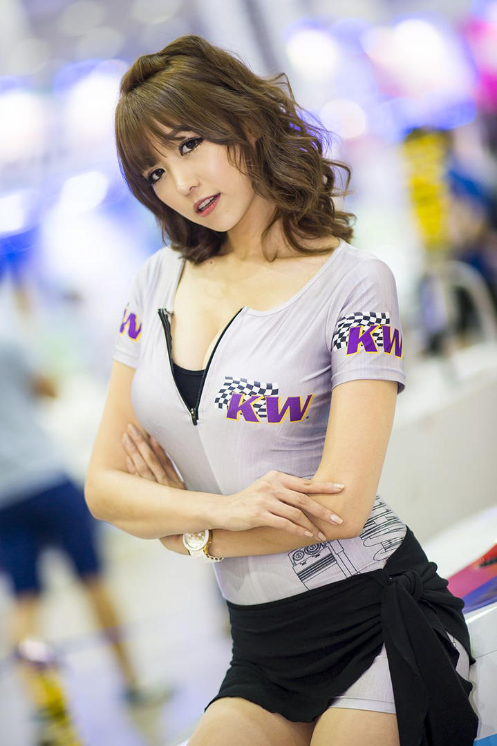 靠坐在车上的高清大胸美女车模李恩慧图片