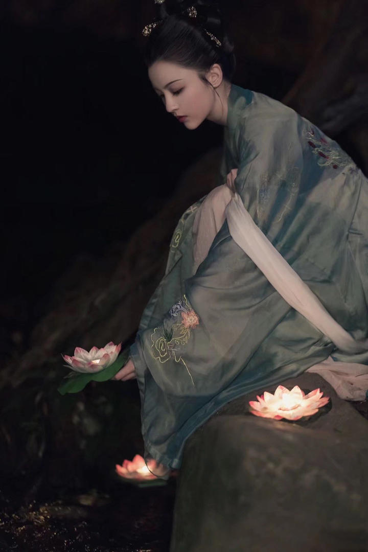 水池放莲花的古装美女艺术摄影图片