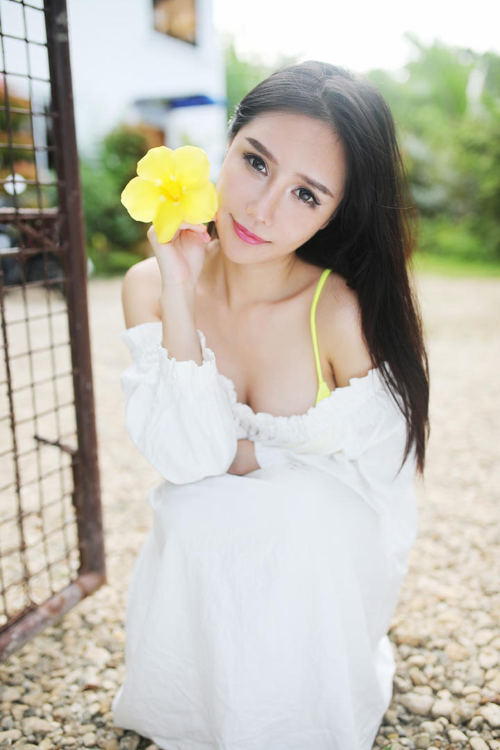 拿着花朵的高清清纯美女写真