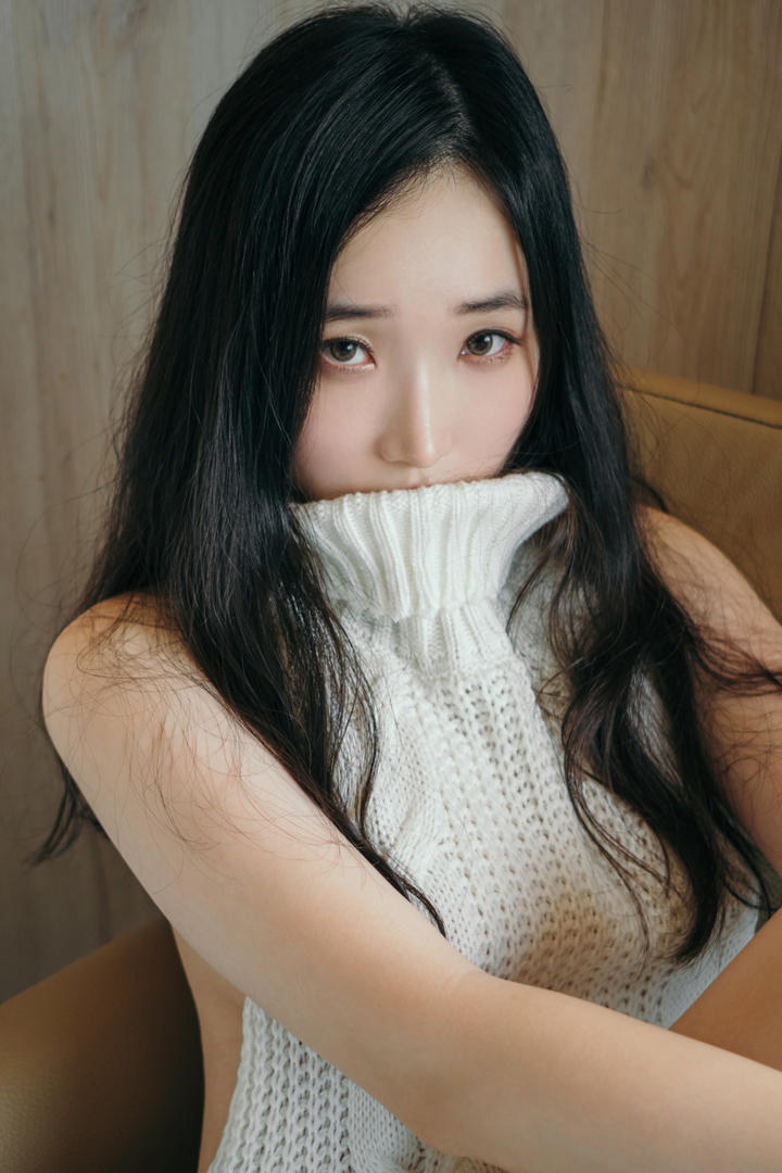 韩国白皙性感美女眼神放电高清手机壁纸图片