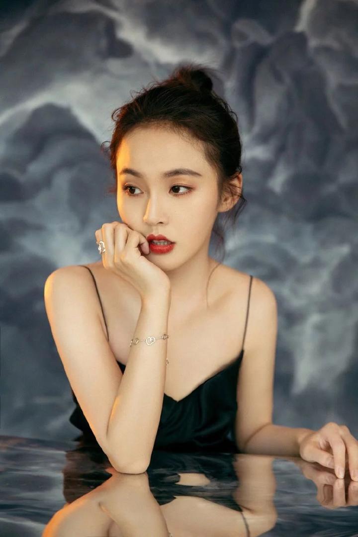 女演员张佳宁性感吊带裙写真图片