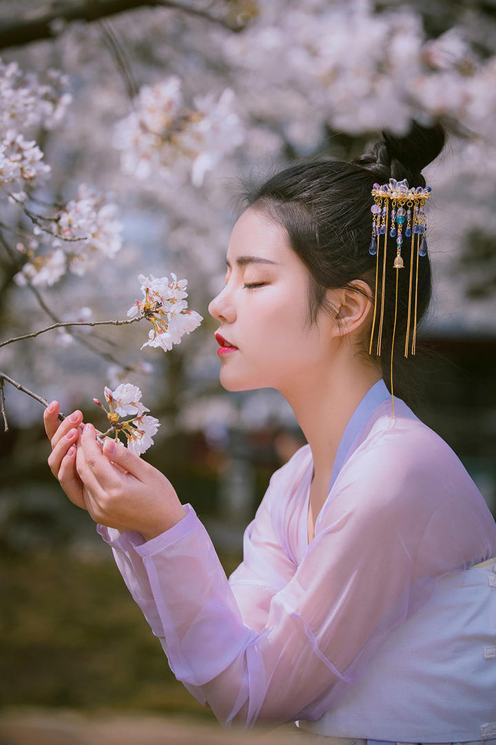 闻花香的唯美古装美女艺术摄影写真图片
