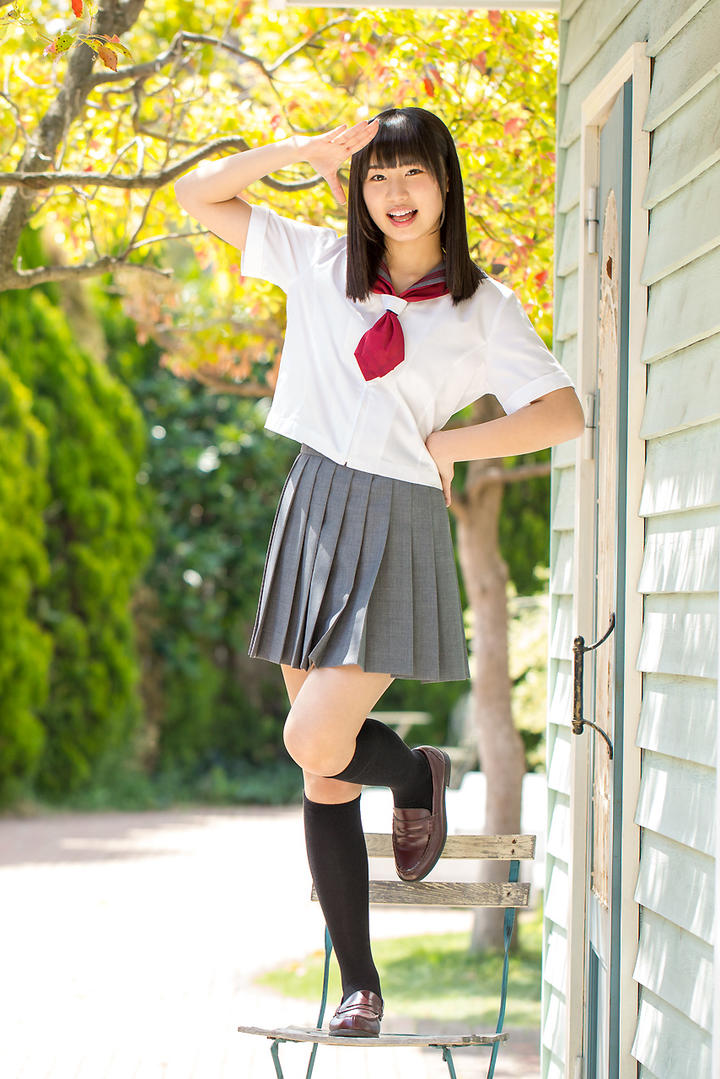 站在椅子上的日本清纯美女写真图片