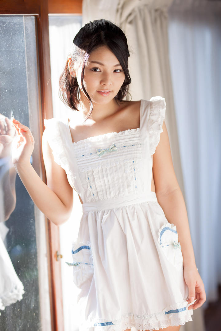 站在玻璃门边的高清日本美女图片