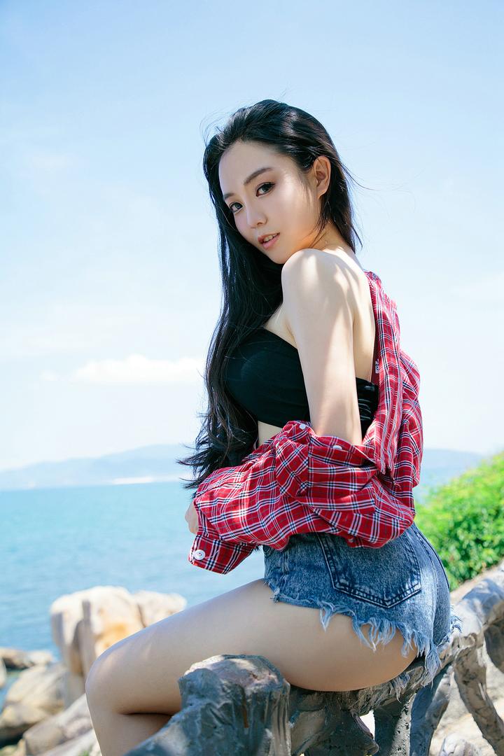 坐在栏杆上的清纯美女图片