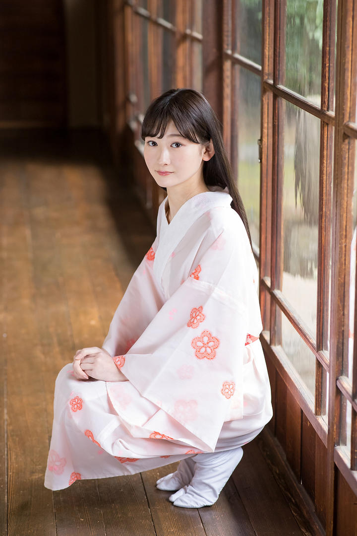 蹲在走廊上的超清日本清纯和服美女图片