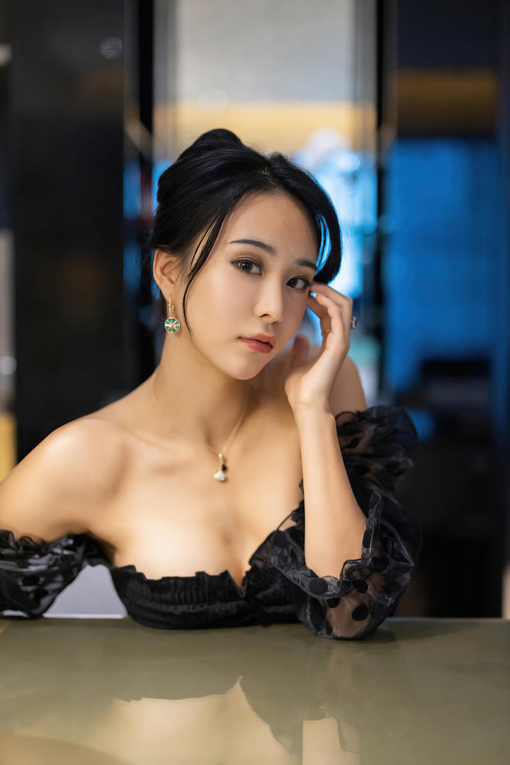 穿着低胸礼服的性感黑丝袜美女蓝夏写真图片