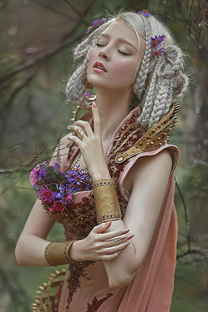 扎着辫子的国外话剧美女艺术摄影图片