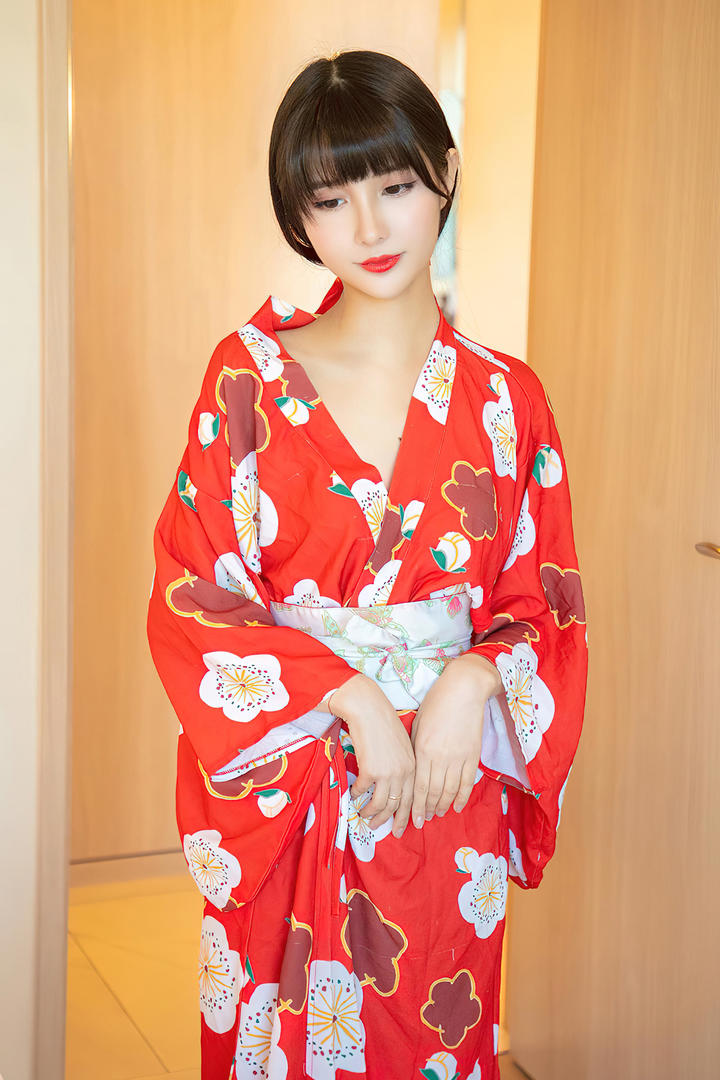 穿和服的性感红唇美女日本人体艺术照片