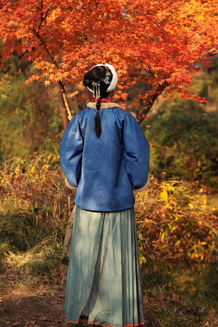 古装美女秋天红枫树前古风艺术写真摄影图片免费下载