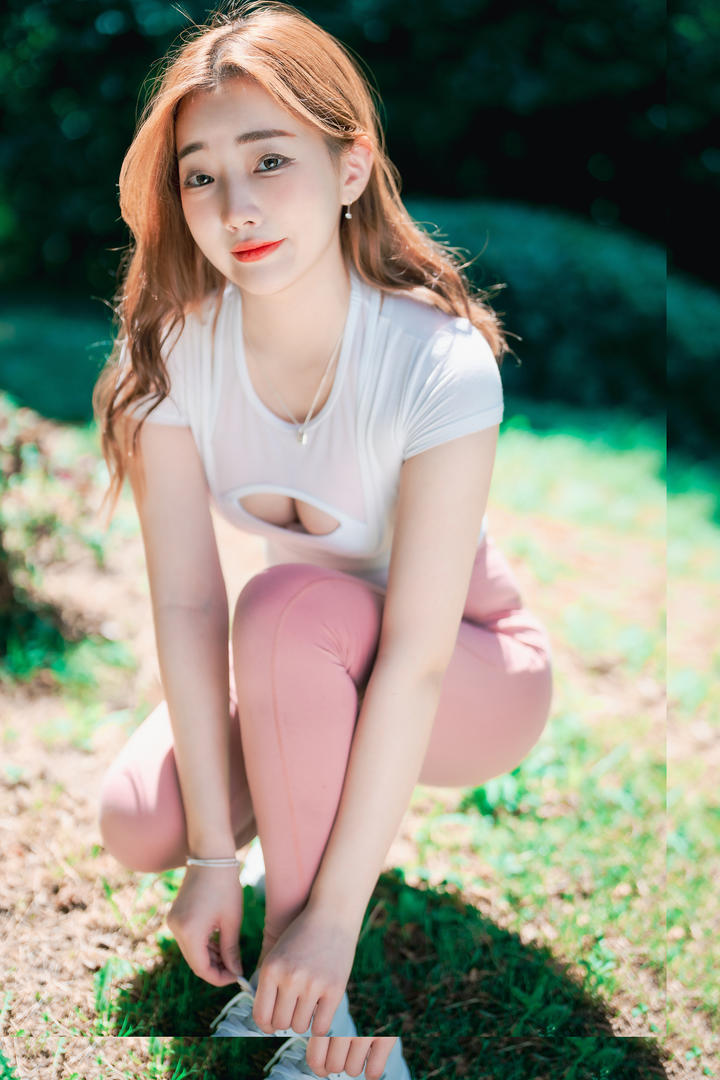 韩国网红女生爬山瑜伽裤图片