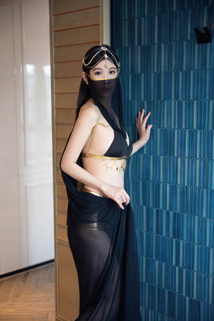 蒙着脸的极品性感印度美女模特gogo人体艺术图片