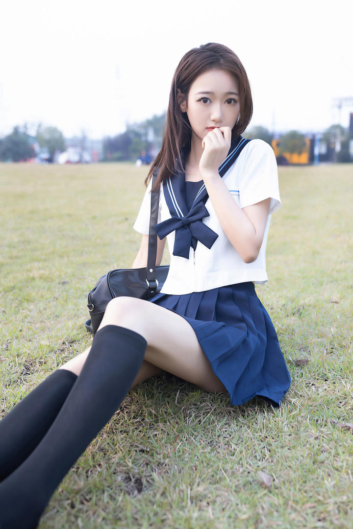 清纯漂亮的网红主播美女唐安琪JK制服美女户外写真图片