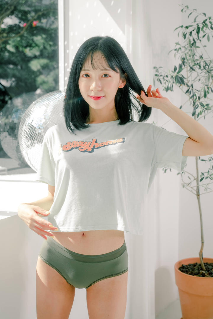 穿性感小内内的国产清纯嫩妹私密写真图片