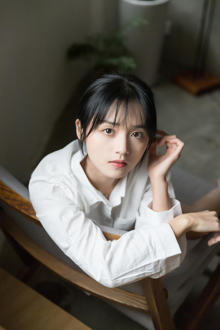 穿着白衬衣的好看的头像女生图片