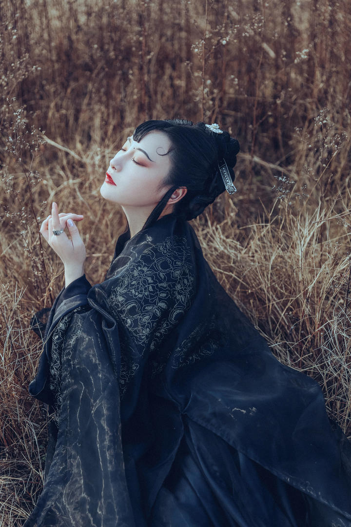 户外超清古装美女写真图片