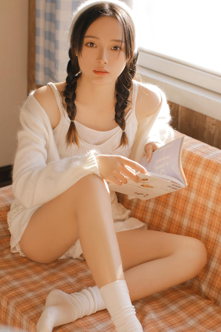 在看书的极品美少女图片