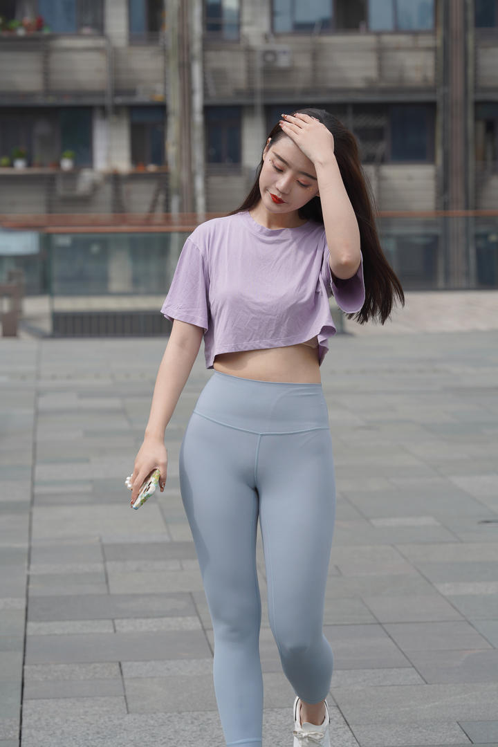 美女穿紧身裤唇沟明显图片