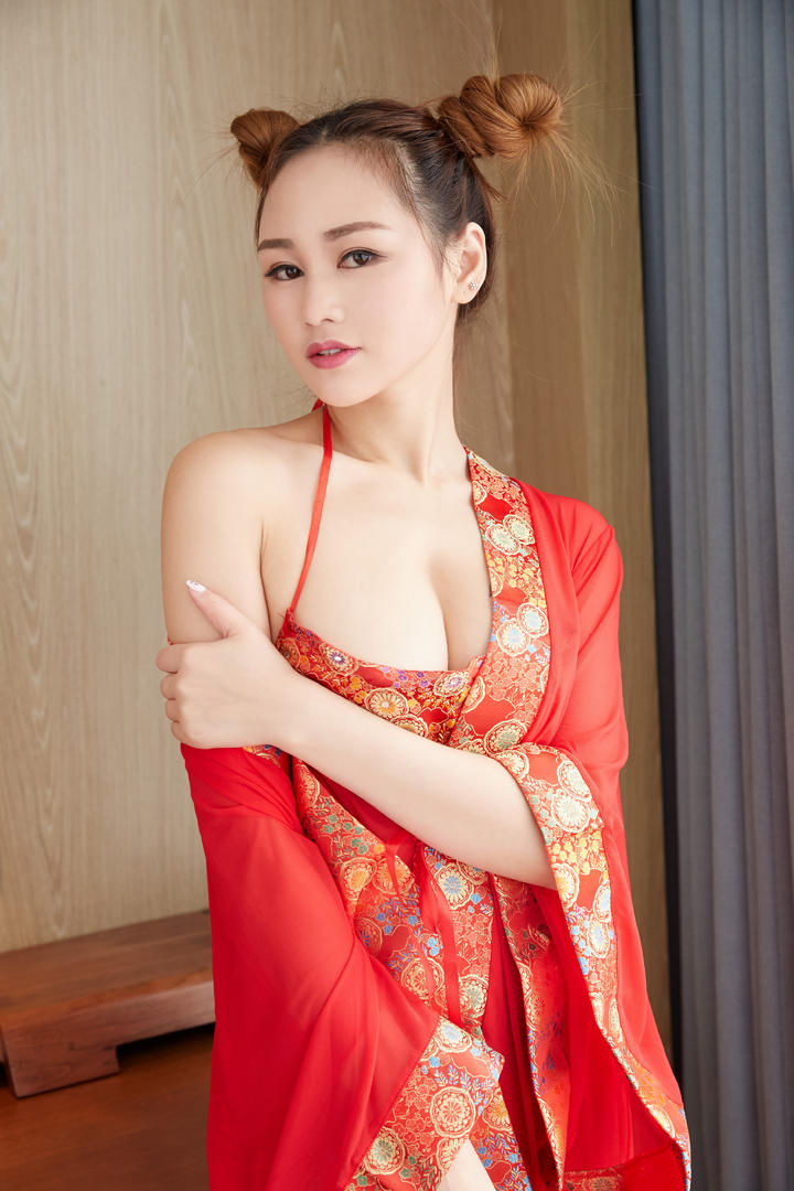 穿着红色古装的极品性感美女图片
