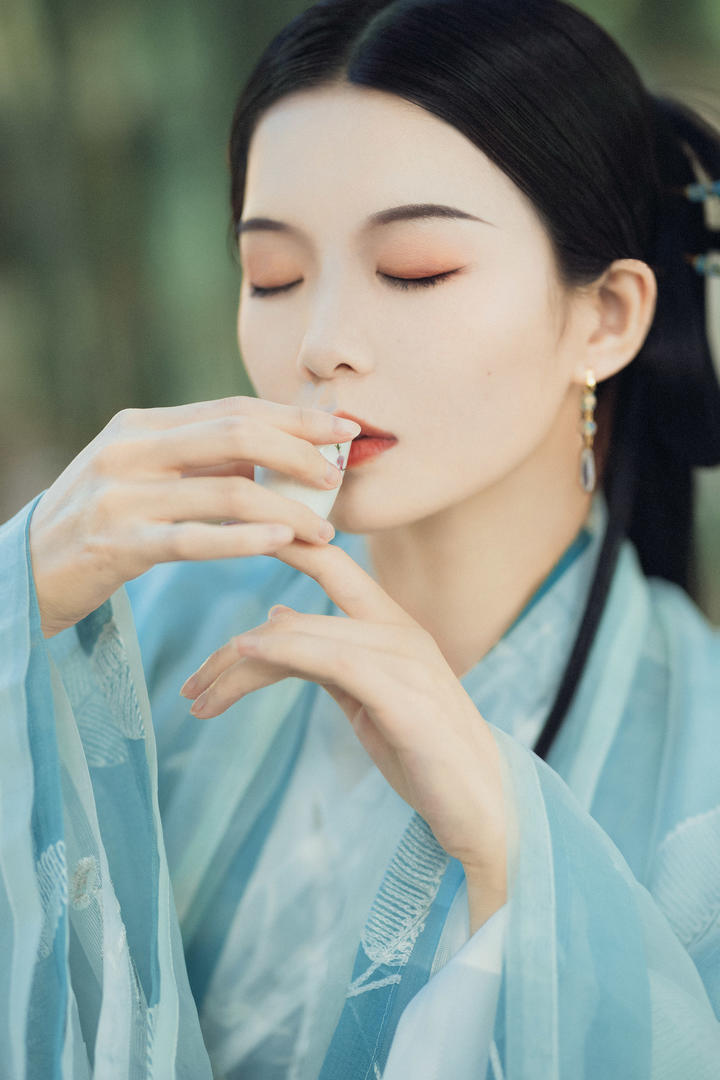 品酒的清纯古风美女壁纸高清大图