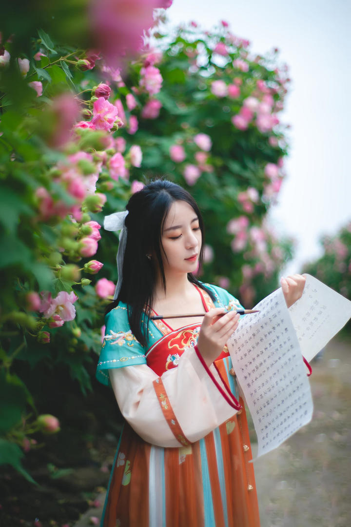 写字的古装汉服美女艺术写真图片