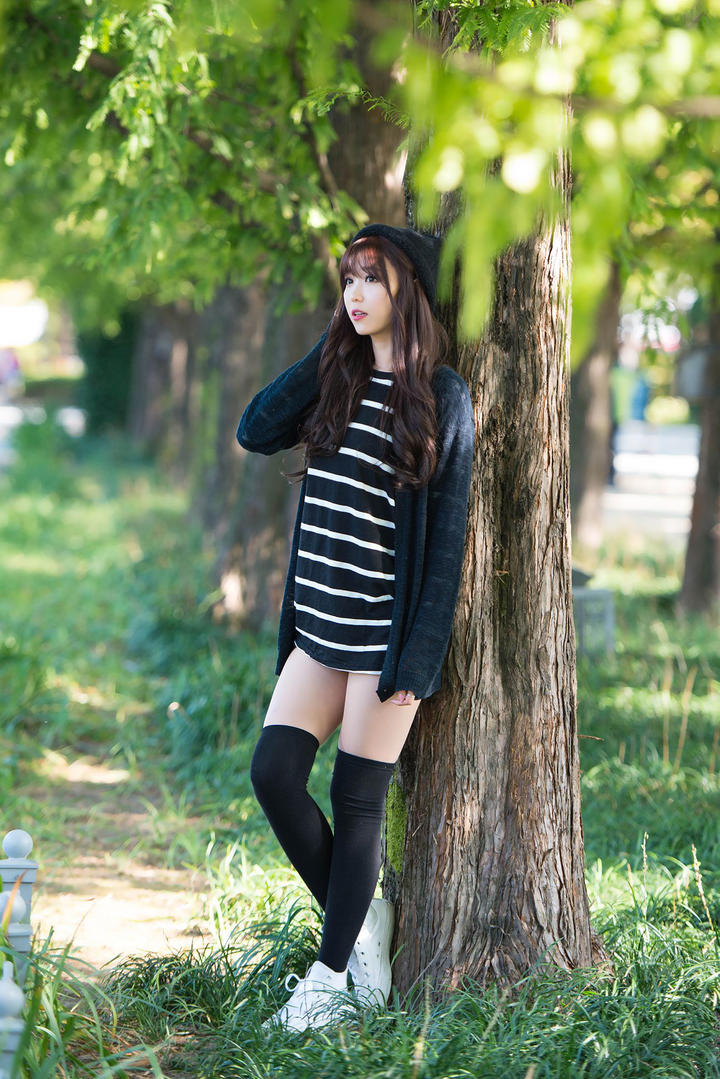 靠在树上的高清韩国美女户外写真