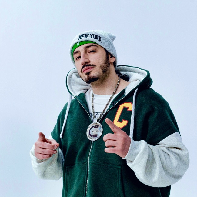 绿色棒球服帅哥写真图片