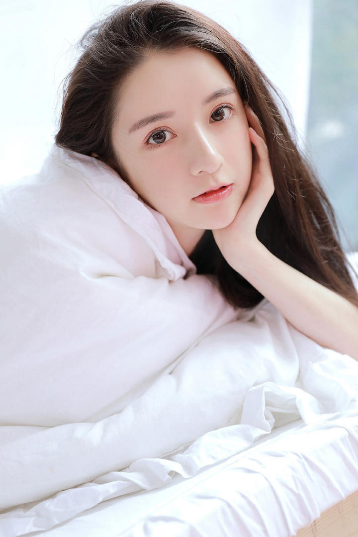 裹在被子里的清纯可爱女生头像图片大全
