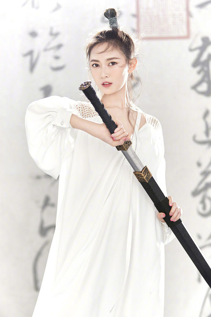 宝剑出鞘的唯美古风美女明星陈钰琪艺术写真图片