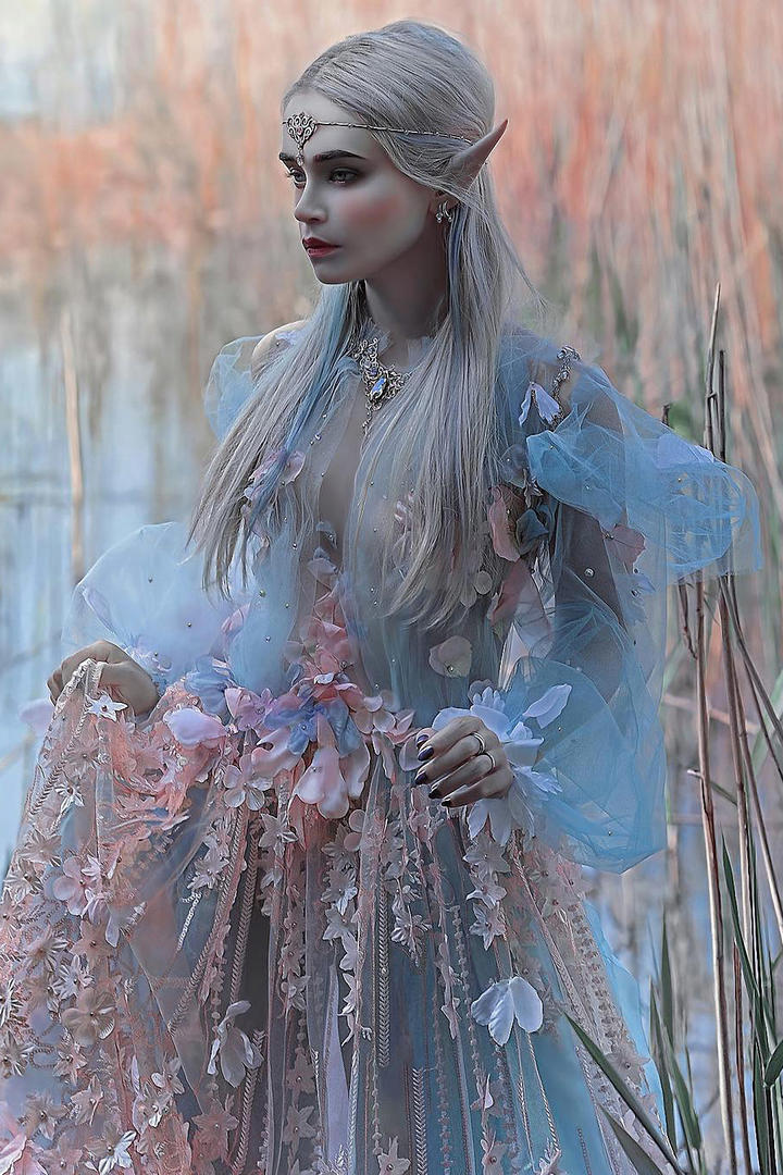 站在池塘边的欧美精灵美女艺术摄影图片