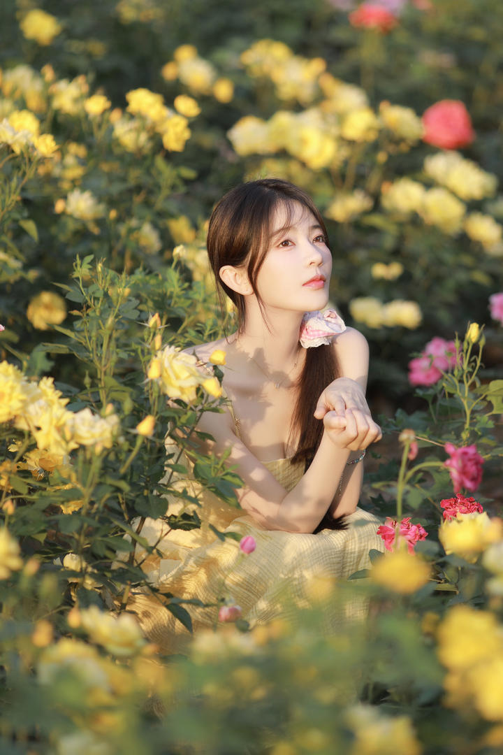 花园里的唯美女生4K高清养眼壁纸图片免费下载网站